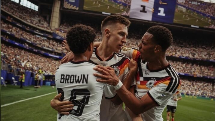 jogadores de futebol da alemanha comemorando gol