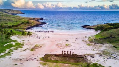 Praia Anakena do ar, uma vista aérea da praia mais famosa na ilha de Páscoa e talvez o melhor no Chile
