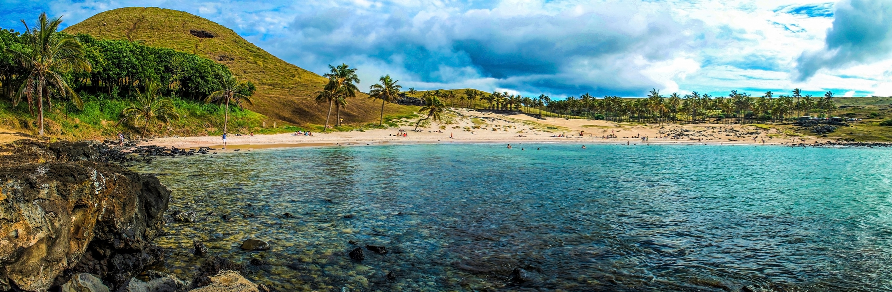 Um grande panorama da praia de Anakena
