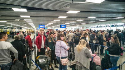 Aeroportos da Europa têm sofrido com filas extensas devido a falhas no EES