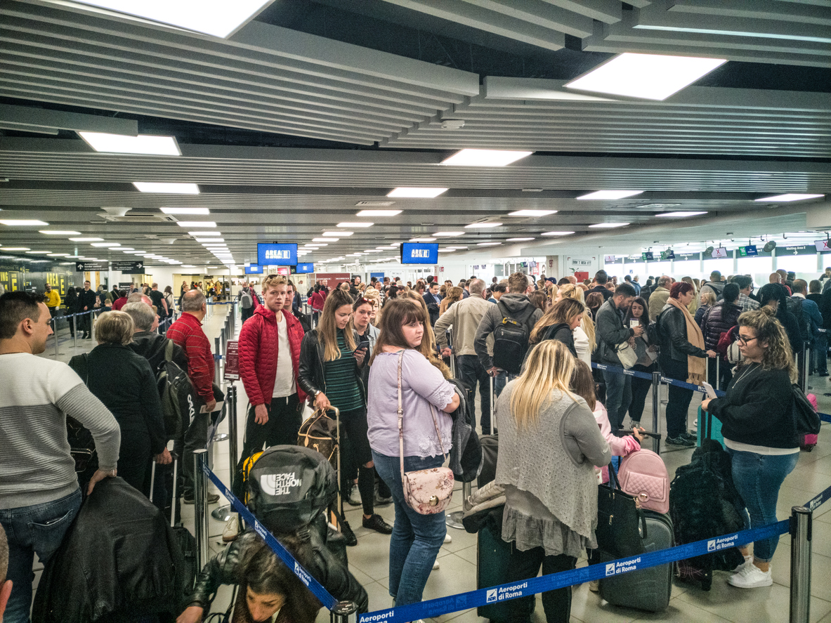 Aeroportos da Europa têm sofrido com filas extensas devido a falhas no EES