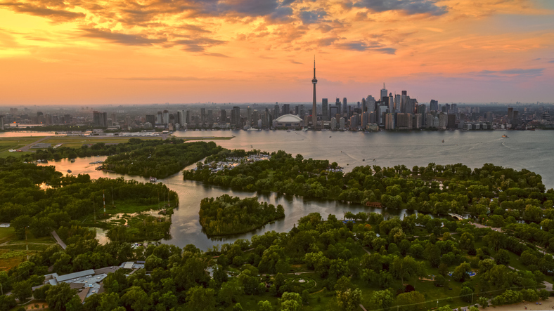 Vista aérea de toronto com destaque para as ilhas da cidade