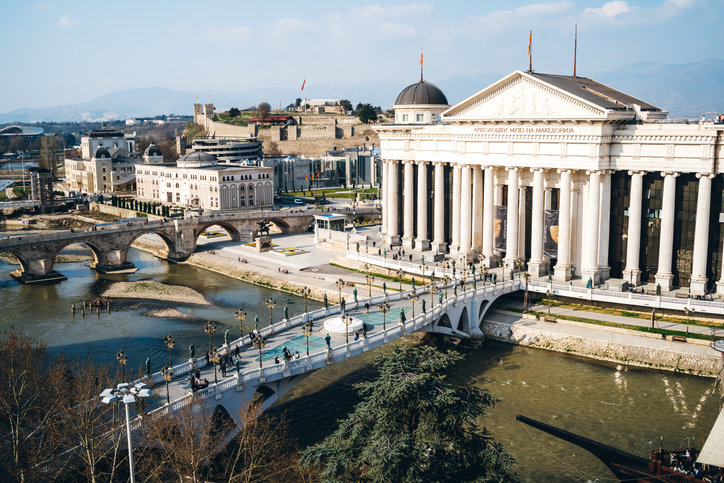 Ponte de pedra, rio Vardar, pessoas e museu em Skopje, Macedônia do Norte