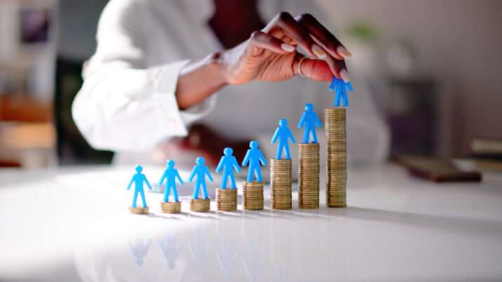 Gráfico de crescimento salarial feminino. Dinheiro e seguros para negócios.