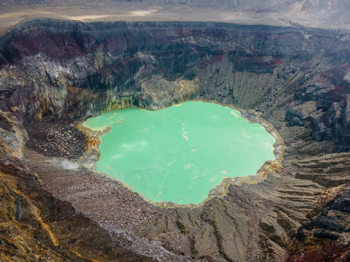 vista aérea do lago com água turquesa dentro de um vulcão 