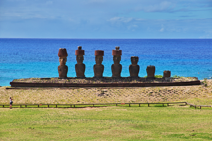 A estátua Moai em Ahu Nau Nau na Ilha de Páscoa, Chile