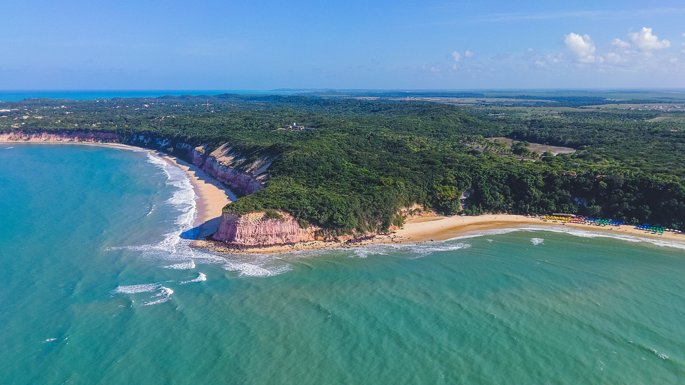 Praia do Madeiro com falésia grande na praia da Pipa, Rio Grande do Norte, Brasil.