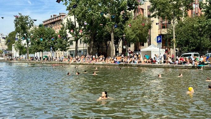 Pessoas nadando no Canal Saint-Martin em um dia de verão em Paris