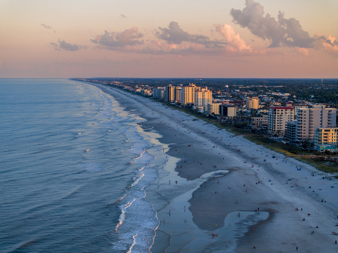 Vista aérea da praia de Jacksonville ao pôr do sol

