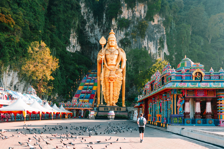 Vista deslumbrante da entrada da Caverna Batu em Kuala Lumpur, Malásia. 