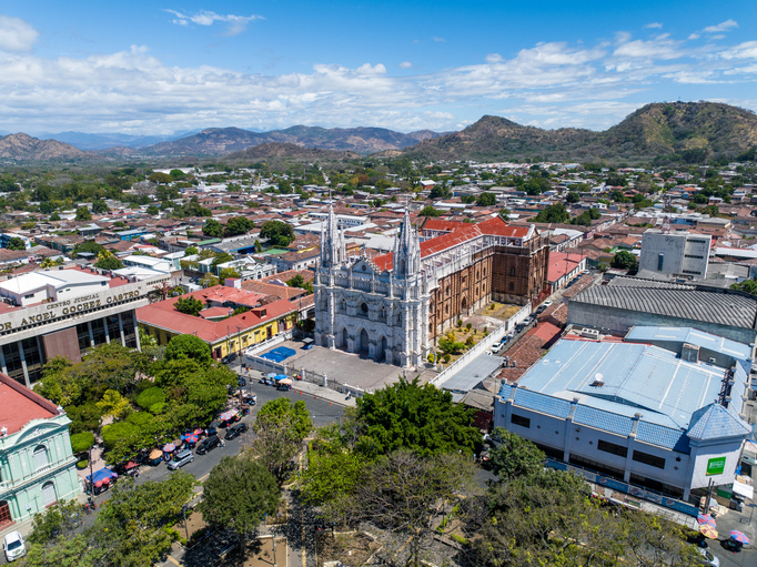 Vista aérea da Catedral de Santa Ana e do Teatro Nacional em El Salvador (edifício negótico e várias casas) 