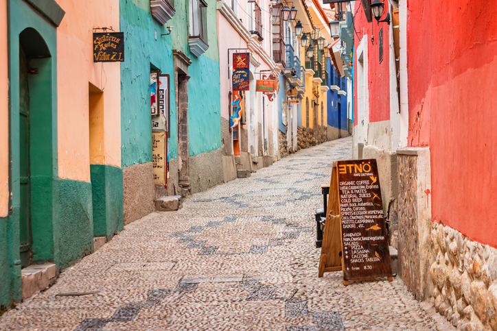 beco colorido com ruas de paralelepípedo