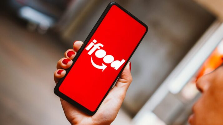 tela de um celular com o logo do iFood em um fundo vermelho