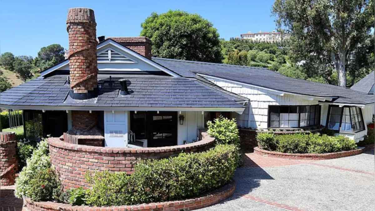 Exterior da casa de Elon Musk que pertencia ao ator Gene Wilder