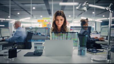 Investidora analisando mercado financeiro ações investimentos na bolsa de valore finanças