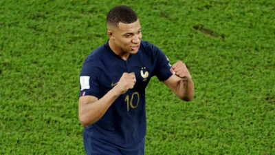 Jogador mbappe comemorando