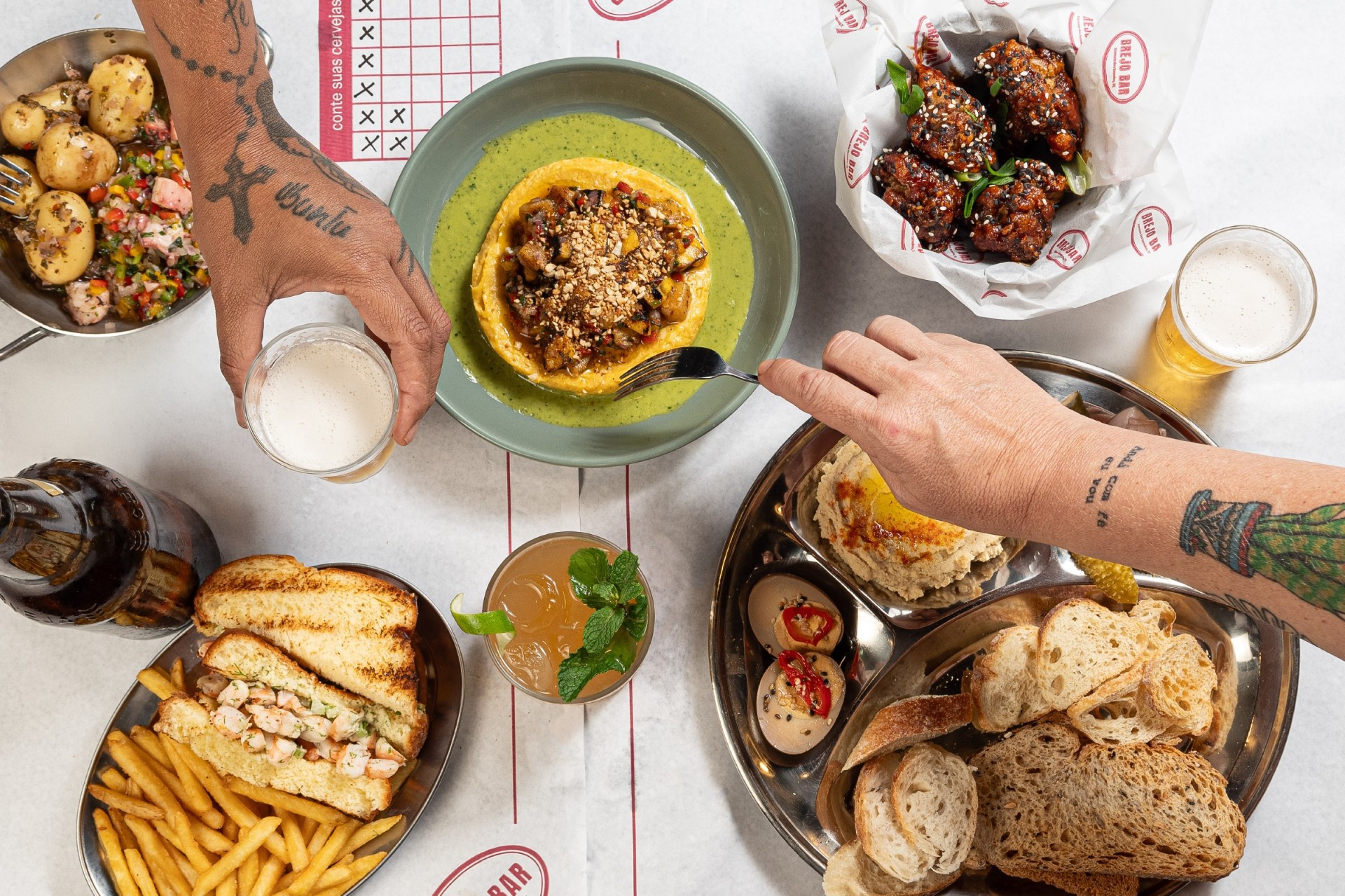 mesa repleta de pratos e porções aparentemente deliciosas