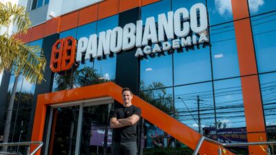 Fachada da academia Panobianco com o CEO da rede em frente, Felipe Barth de Castro