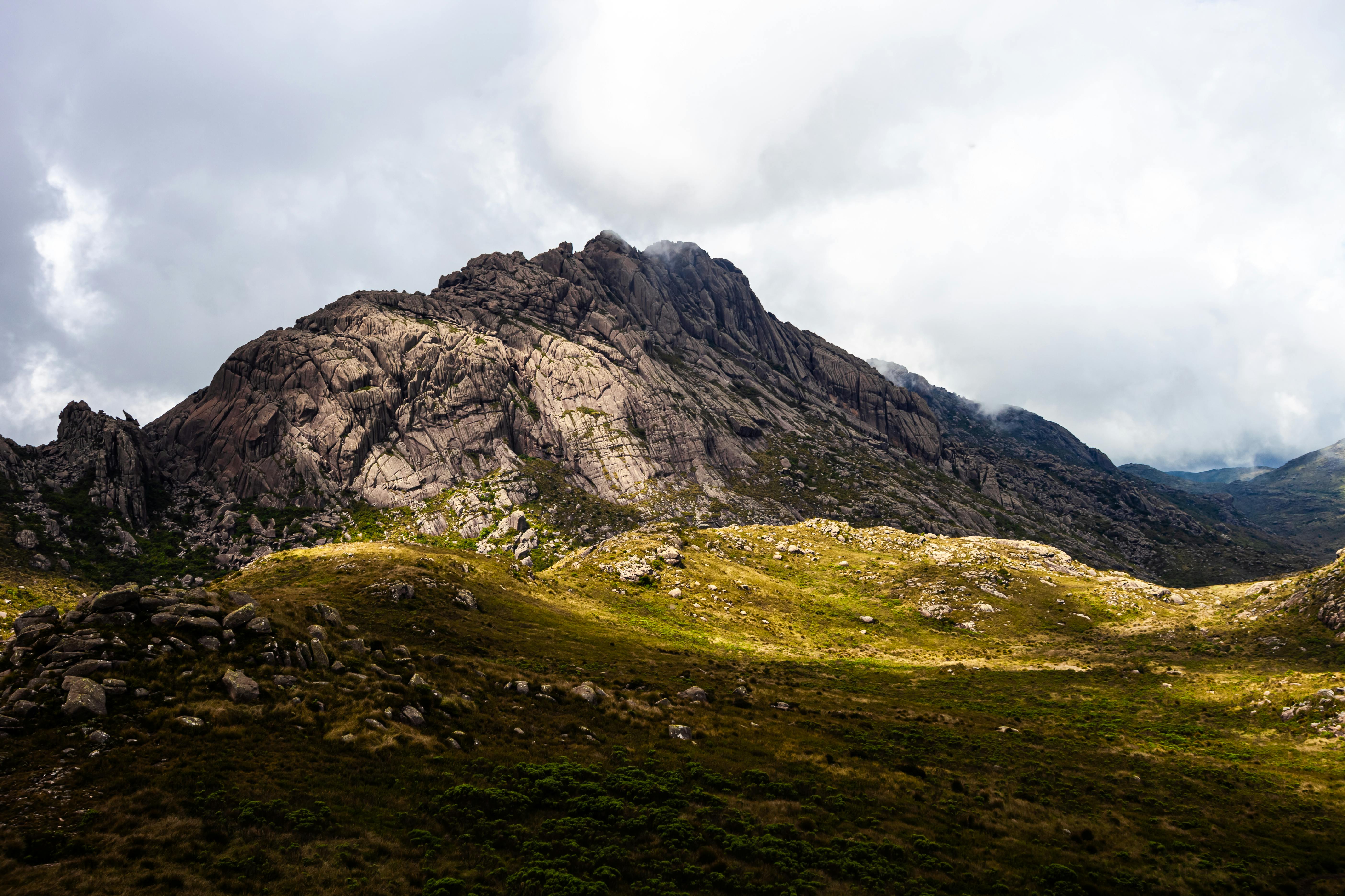 Pico das Agulhas Negras, localizado no Parque Nacional do Itatiaia é o quinto ponto mais alto do Brasil