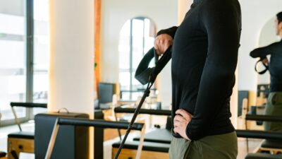 Mercado de estúdios de Pilates e Yoga foi avaliado em US$ 120,9 bilhões em 2024, de acordo com report