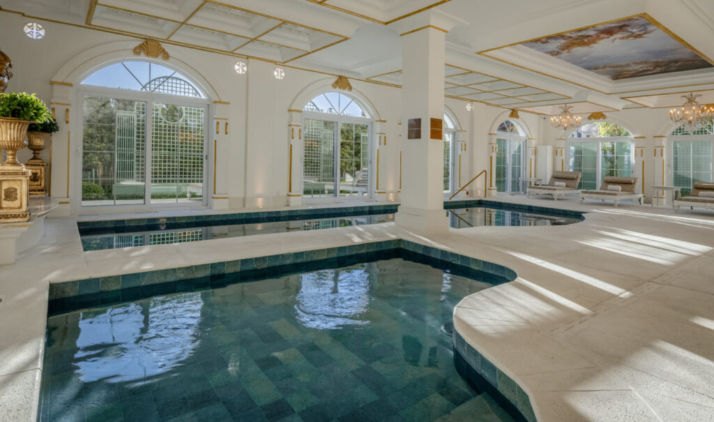 Piscina do Hotel Colline de France
