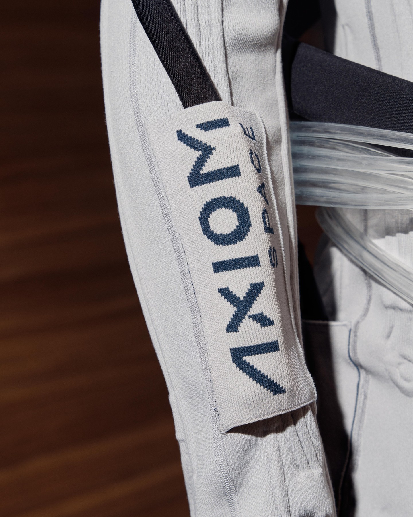 Detalhe no punho do traje interno da Prada com a Axiom Space para a NASA