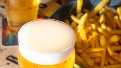 cerveja artesanal em copo de vidro com fritas