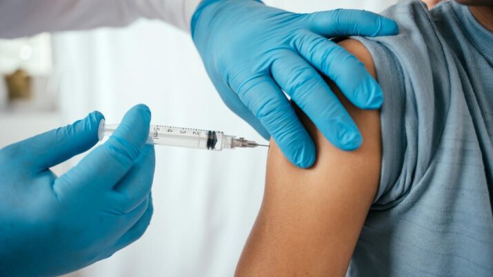 Imagem genérica de um profissional da saúde aplicando uma vacina no braço de um paciente