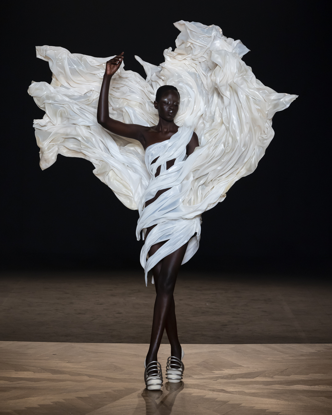 Desfile Sympoiesis, Iris Van Herpen, 2025
