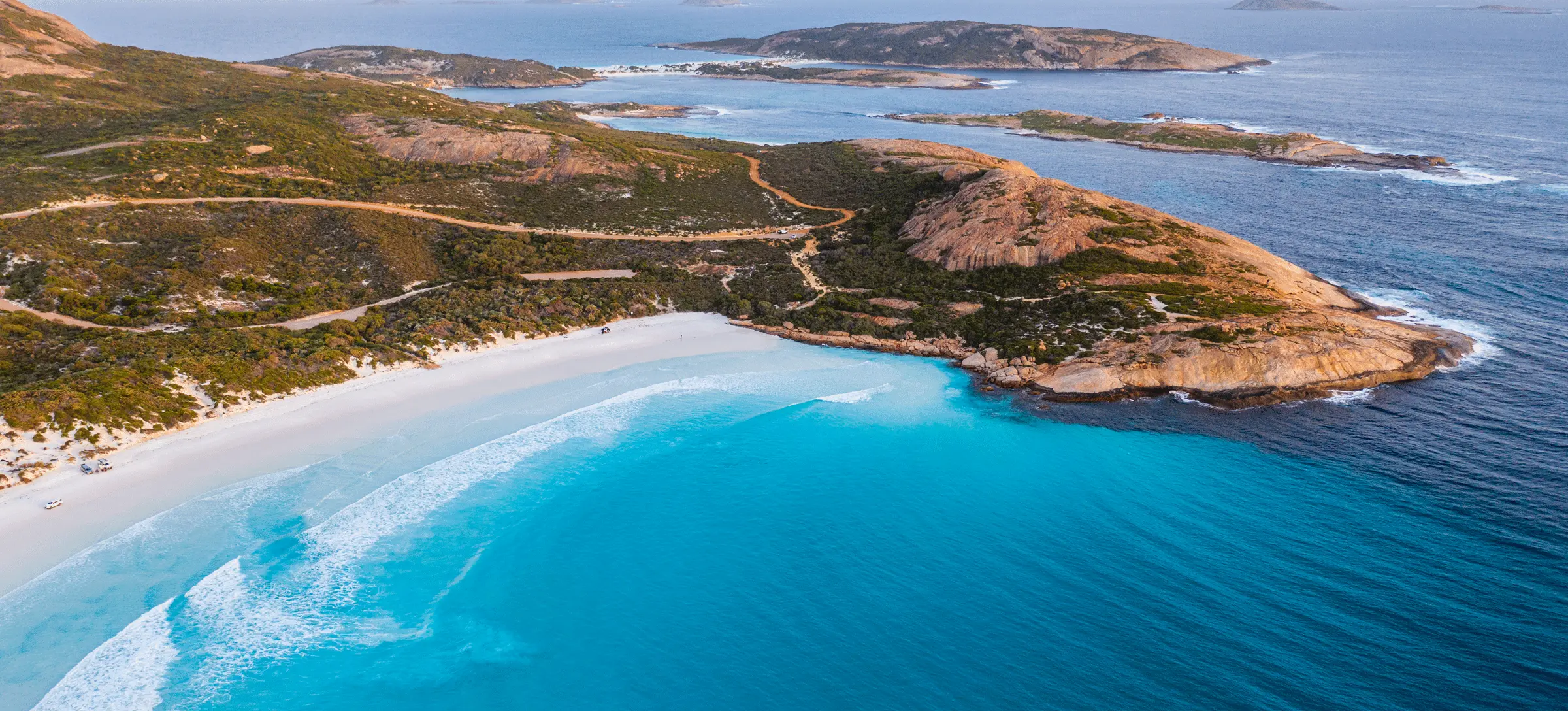 vista aérea da praia e mar