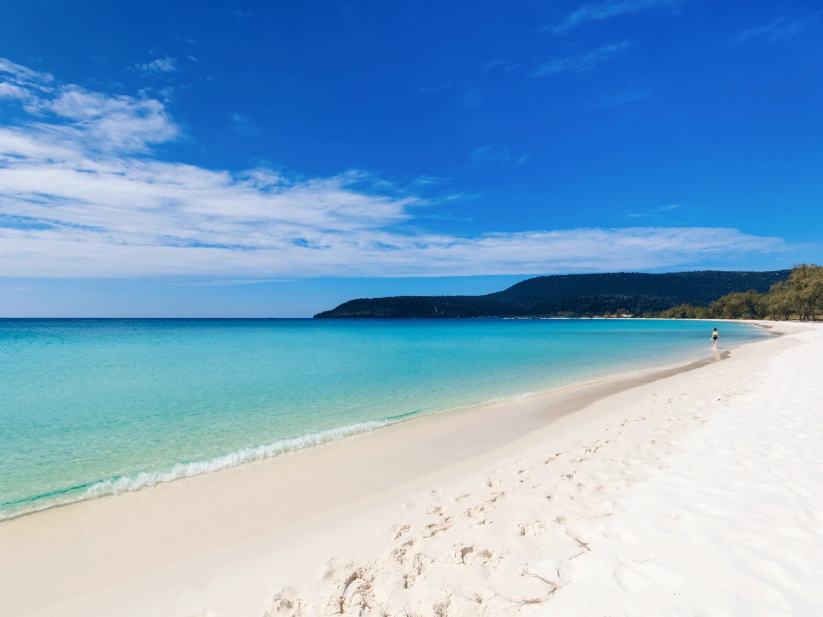 praia de Koh Rong com areia branca e mar turquesa