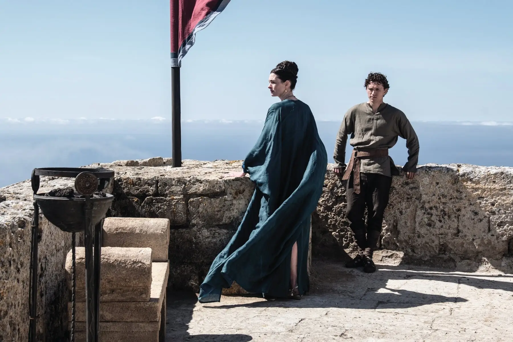 Anne Hathaway e Tom Holland em 'A Odisseia' caracterizados 