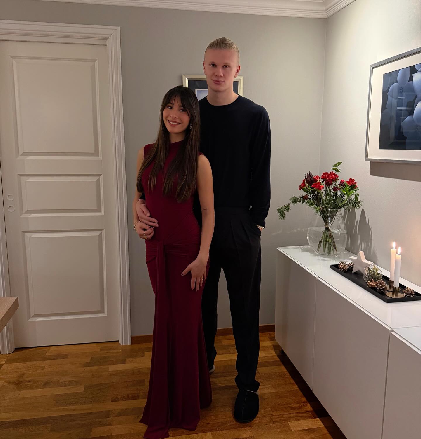 Haaland e a namorada Isabel Haugseng Johansen têm um filho, mas o casal prefere manter a criança  longe da exposição da mídia