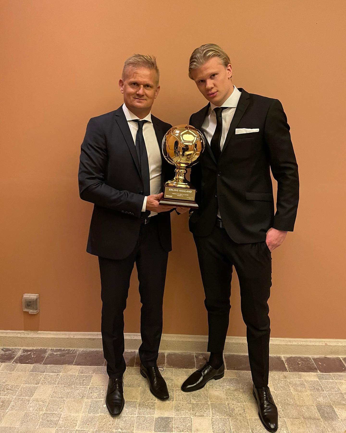 Pai de Haaland, Alf-Inge Haaland, defendia o Leeds United na Premier League quando o filho nasceu