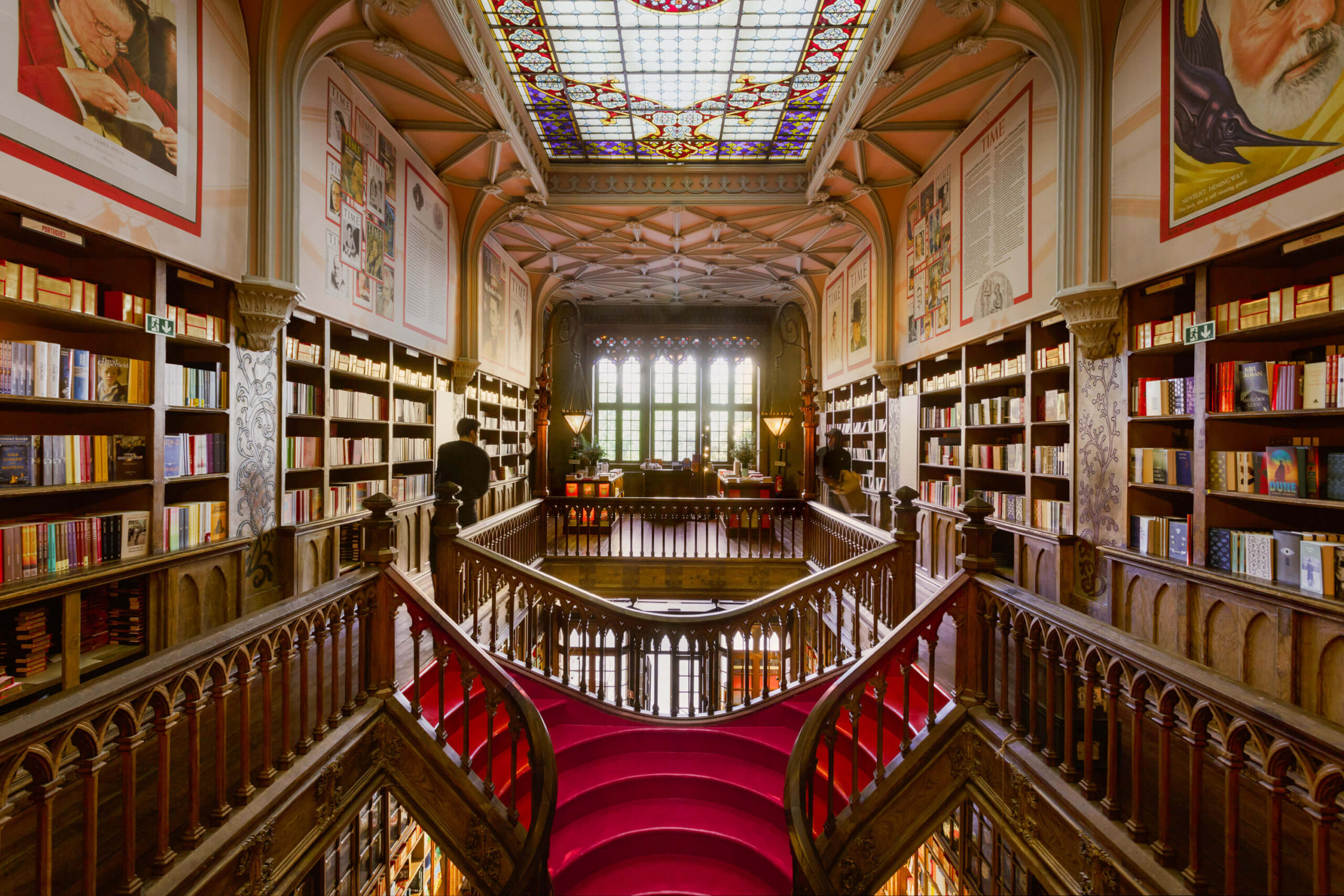 escadarias da livraria lello, com vitral no teto