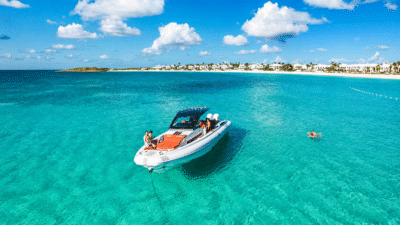 Anguilla combina praias quase desertas, hotéis de luxo, gastronomia premiada e uma rara tranquilidade no Caribe
