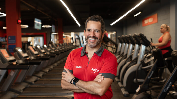 CEO da Selfit, Fernando Menezes, em frente aos aparelhos da academia