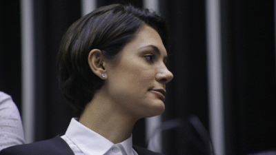 Ex-primeira-dama, Michelle Bolsonaro é alvo de criticas do enteado Flávio Bolsonaro (Paulo Sérgio/Câmara dos Deputados)