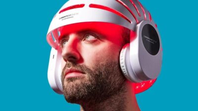homem usando capacete de LED em fundo azul