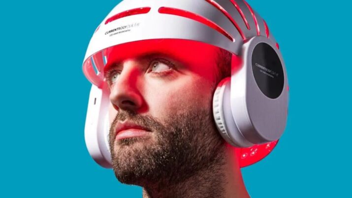 homem usando capacete de LED em fundo azul