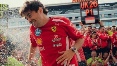 charles leclerc comemorando vitória do GP da Grã-bretanha com camisa da ferrari