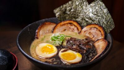 Tonkatsu ramen com coberturas, comida japonesa