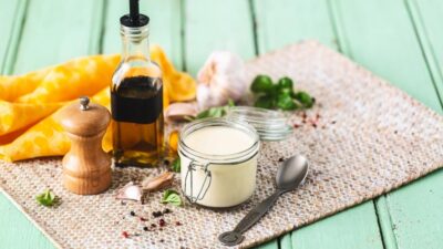 queijo em pote de vidro com outros condimentos à mesa