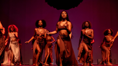 Alunas dançando em espetáculo de dança em teatro