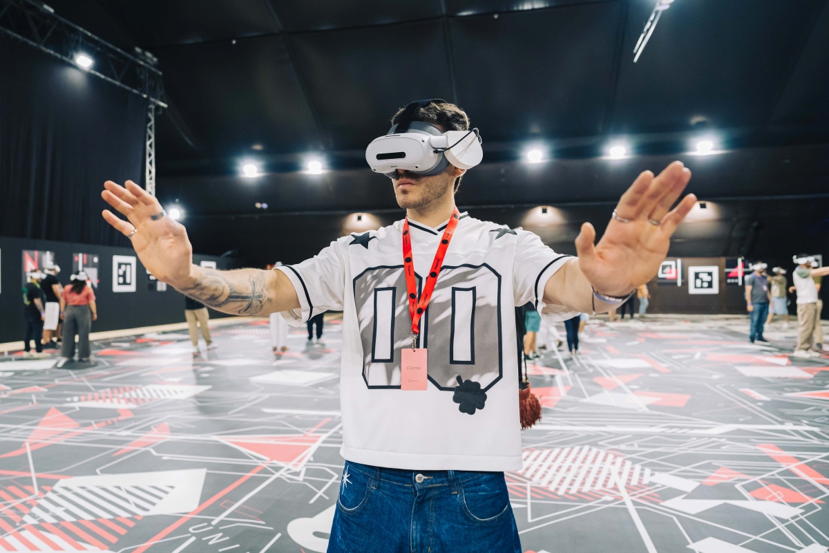 pessoa com óculos de realidade virtual