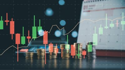 Gráfico de análise do mercado financeiro de ações com acumulações crescentes de moedas, uma sobreposição de gráfico em velas e um calendário. ID da foto: 2255662762