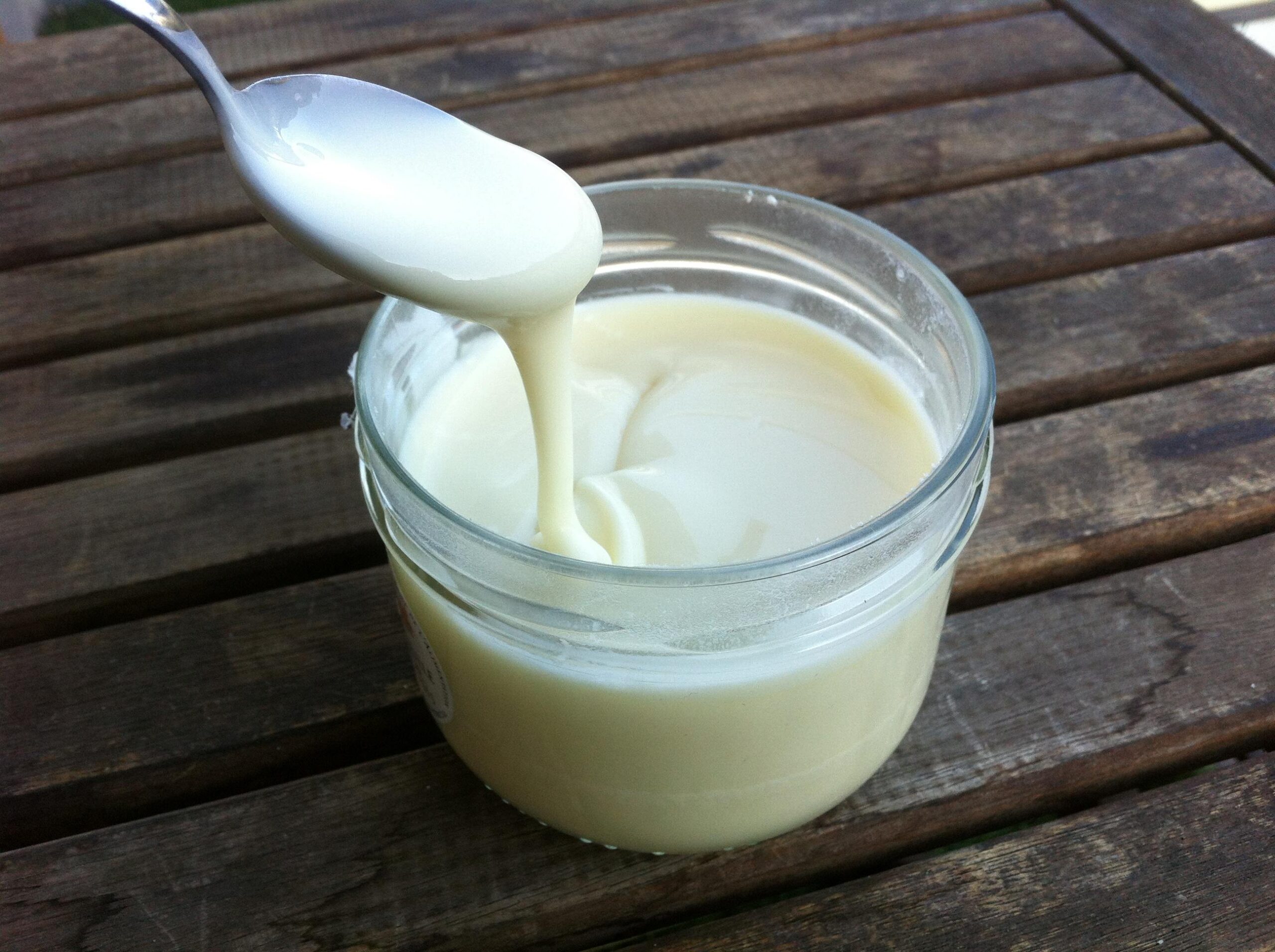 queijo cancoillotte em pote de vidro