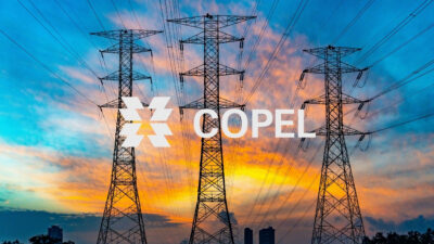 por do sol com torres de transmissão no primeiro plano, ilustrando empresas de energia elétrica