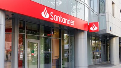 Fachada de agência do banco Santander Brasil (SANB11).