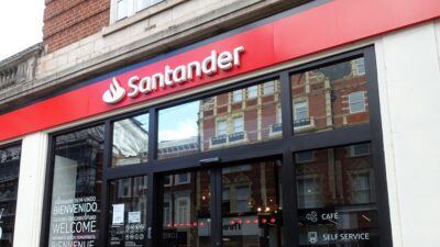 Fachada de agência do banco Santander Brasil (SANB11).